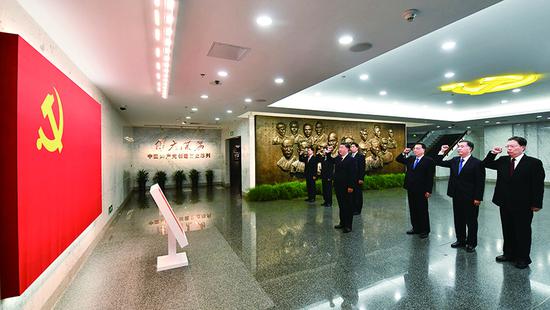 2017年10月31日，中共***總書記、國家主席、***軍委主席習(xí)近平帶領(lǐng)中共***政治局常委李克強、栗戰(zhàn)書、汪洋、***、趙樂際、韓正，瞻仰上海中共一大會址和浙江嘉興南湖紅船。這是31日上午，在上海中共一大會址紀念館，習(xí)近平帶領(lǐng)其他中共***政治局常委同志一起重溫入黨誓詞。 新華社記者 李濤/攝